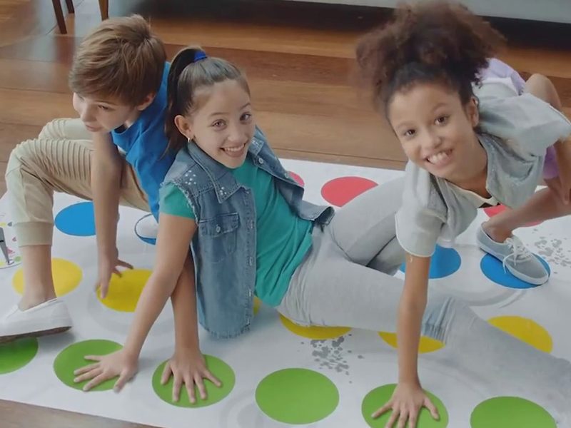 HASBRO | Você está pronto para jogar Twister no escuro?