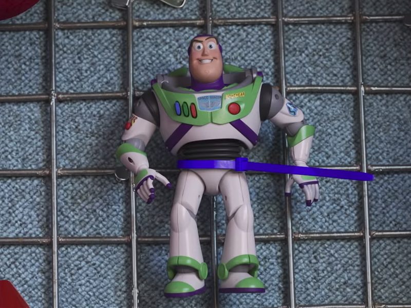 TOY STORY 4 | Buzz está preso em um parque de diversões no trailer!