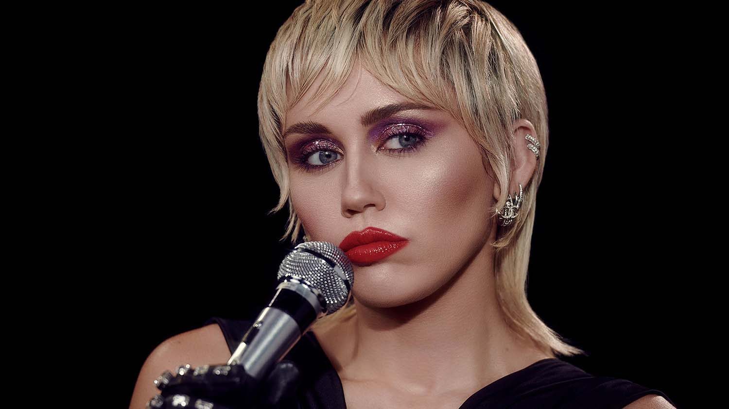 Miley Cyrus lança seu mais novo single, Midnight Sky