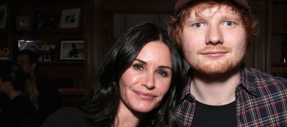 Courteney Cox e Ed Sheeran recriam dança de Ross e Monica